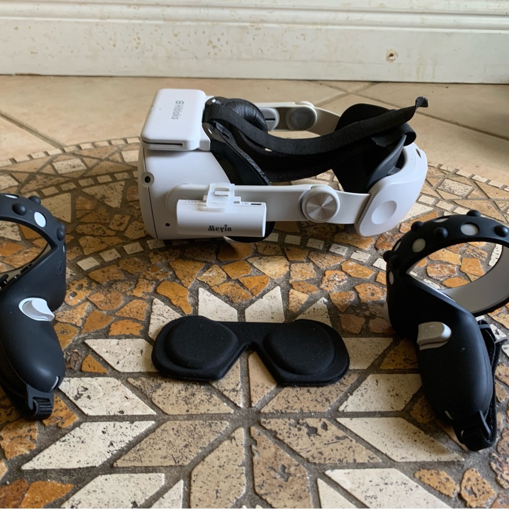 Oculus quest 2 all accessories in description.